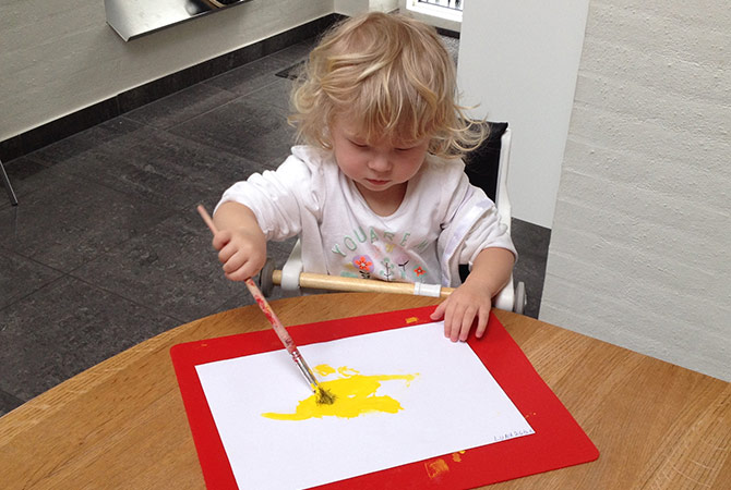 Børn maler og tegner hos Skovvejens Hyggebo privat pasning Aalborg