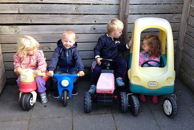 Børnene øver Klar parat start i Skovvejens Hyggebo privat pasning Aalborg