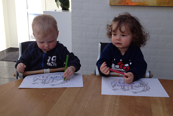 Børnene tegner og lærer -i Skovvejens Hyggebo privat pasning Aalborg